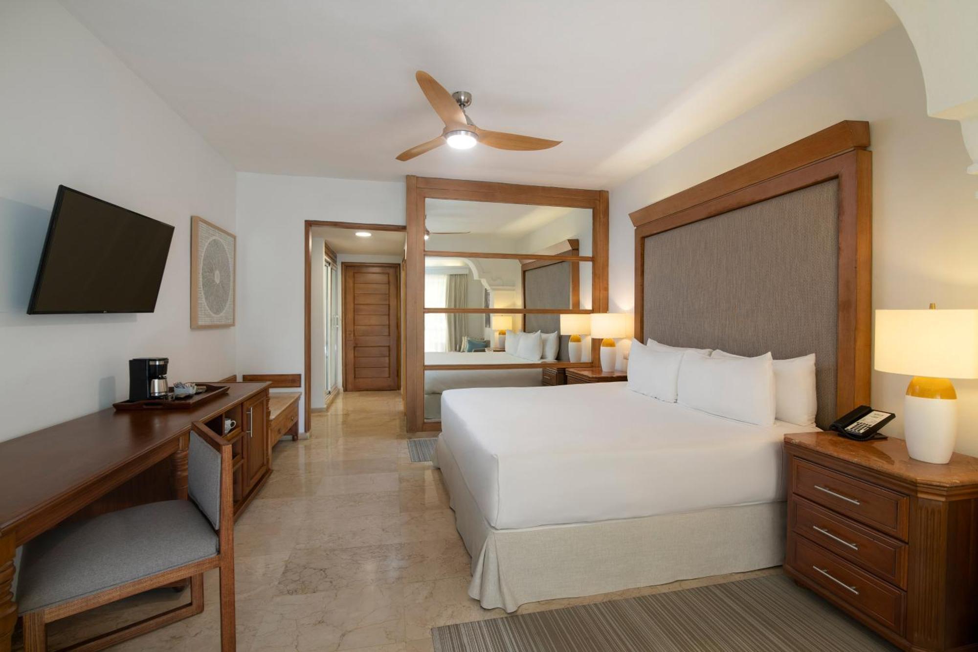 Meliá Caribe Beach Resort-All Inclusive Punta Cana Esterno foto A bedroom at the Hyatt Regency Acapulco