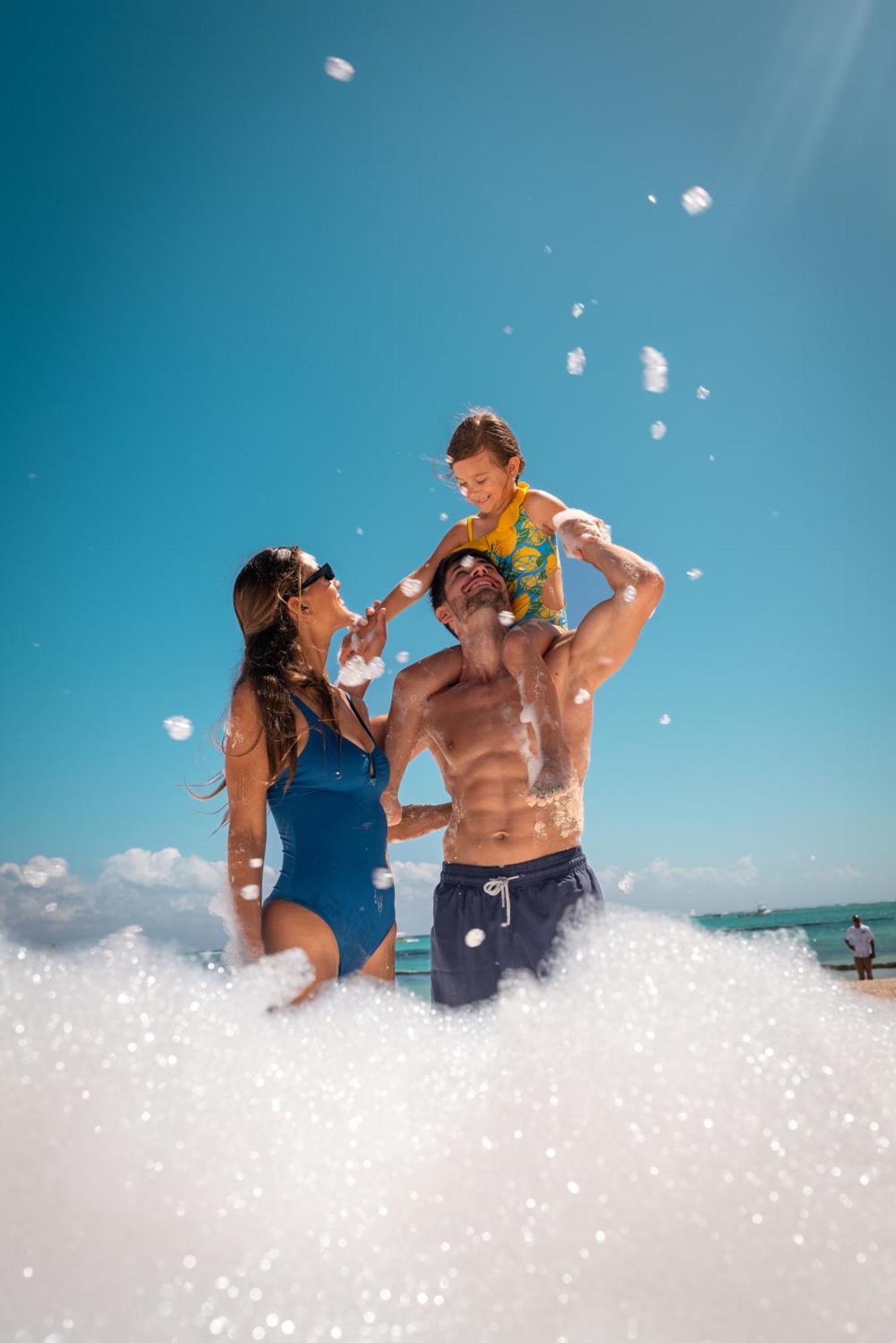 Meliá Caribe Beach Resort-All Inclusive Punta Cana Esterno foto Family at the beach