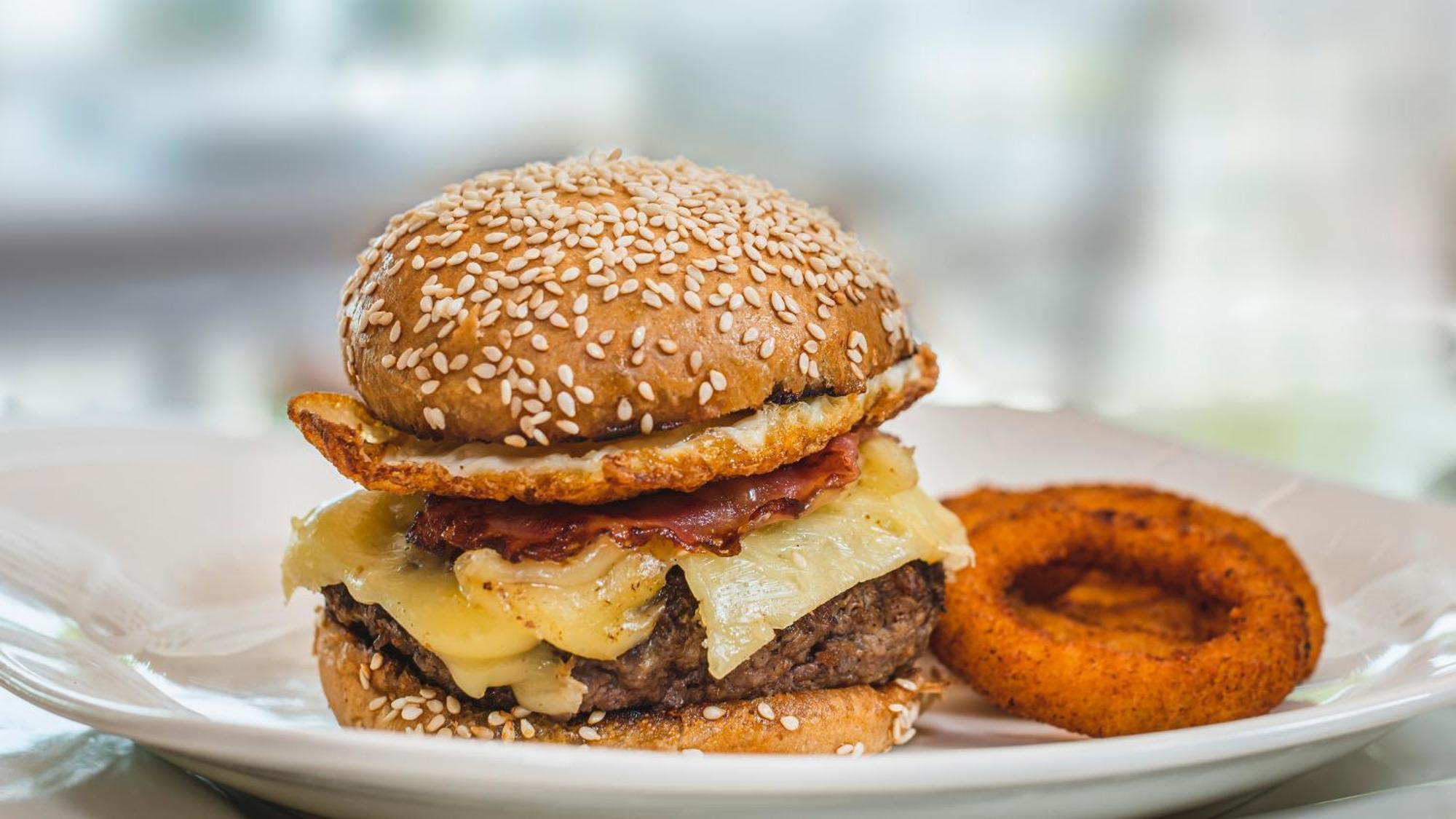 Meliá Caribe Beach Resort-All Inclusive Punta Cana Esterno foto A cheeseburger with onion rings